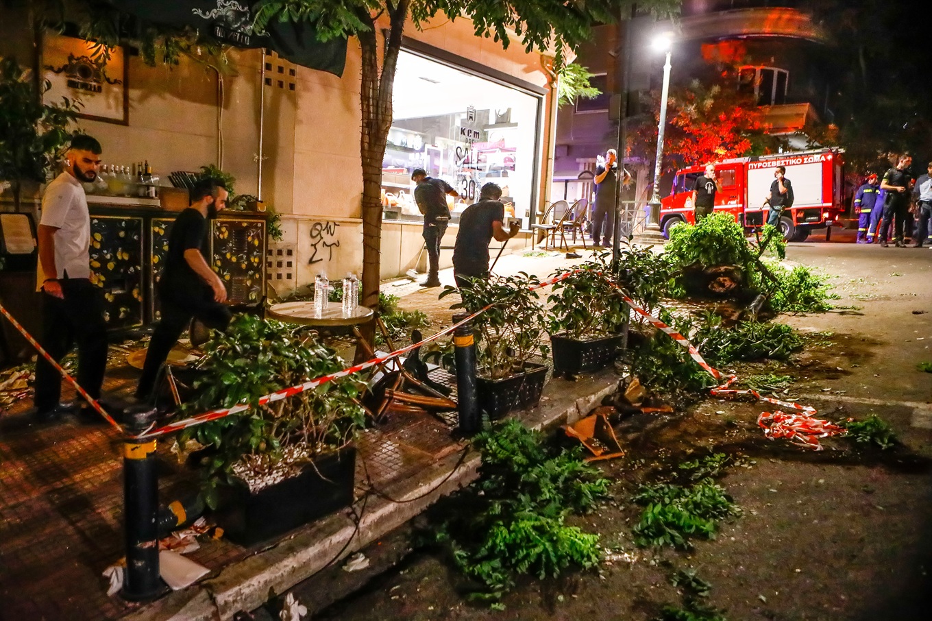 Κολωνάκι: Αυτοκίνητο έπεσε σε εστιατόριο - Αναφορές για αρκετούς τραυματίες