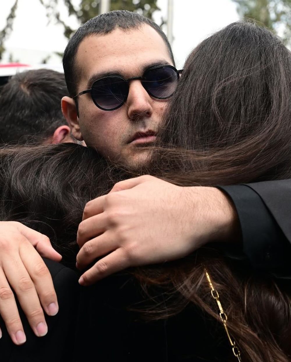 Με αφορμή την Ανάσταση του Κυρίου, η Εύη Βατίδου έγραψε στον λογαριασμό της στο Instagram, «Καλή Ανάσταση σε όλο τον κόσμο. Εύχομαι οι καρδιές να μαλακώσουν πιο εύκολα απ’ ότι τα αβγά που πετάνε και δε σπάνε. 