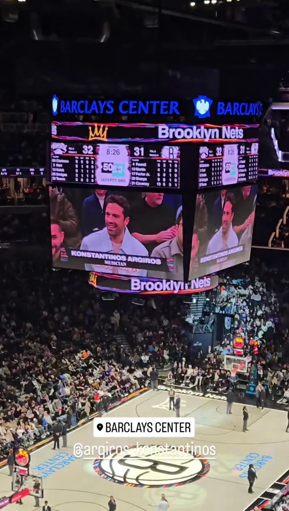 Η αποθέωση του Κωνσταντίνου Αργυρού στο Barclays Center - Η κάμερα του γηπέδου τον εντόπισε και η γιγαντοοθόνη πήρε φωτιά.