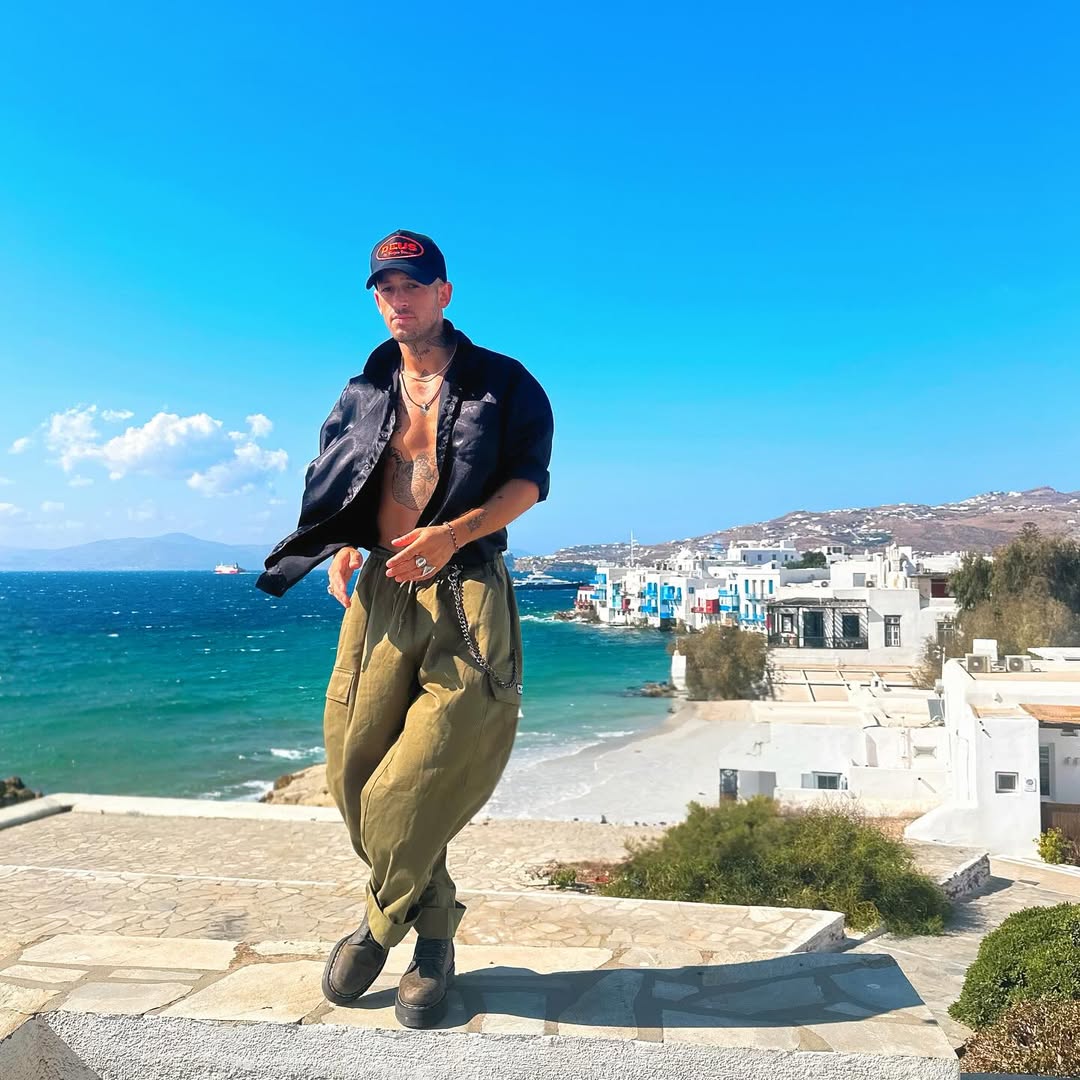 Ο Τάσος Ξιαρχό, μέσα από ένα επτάλεπτο βίντεο στο TikTok, απάντησε με οργή στα όσα είπε η Κόνι Μεταξά στη συνέντευξή της στον Fipster. Ο γνωστός χορογράφος περιέγραψε τη δική του πλευρά για το τι προκάλεσε τη ρήξη στη συνεργασία και τη φιλία τους, κατηγορώντας την ότι τον πίεζε επαγγελματικά, ότι δημιούργησε εντάσεις γύρω από κοινά πρότζεκτ, ακόμη και γύρω από την προσπάθειά τους για τη Eurovision. Με έντονο ύφος μίλησε για «καραγκιοζιλίκια» και για συμπεριφορές που, όπως είπε, δεν προτίθεται να ανεχτεί.