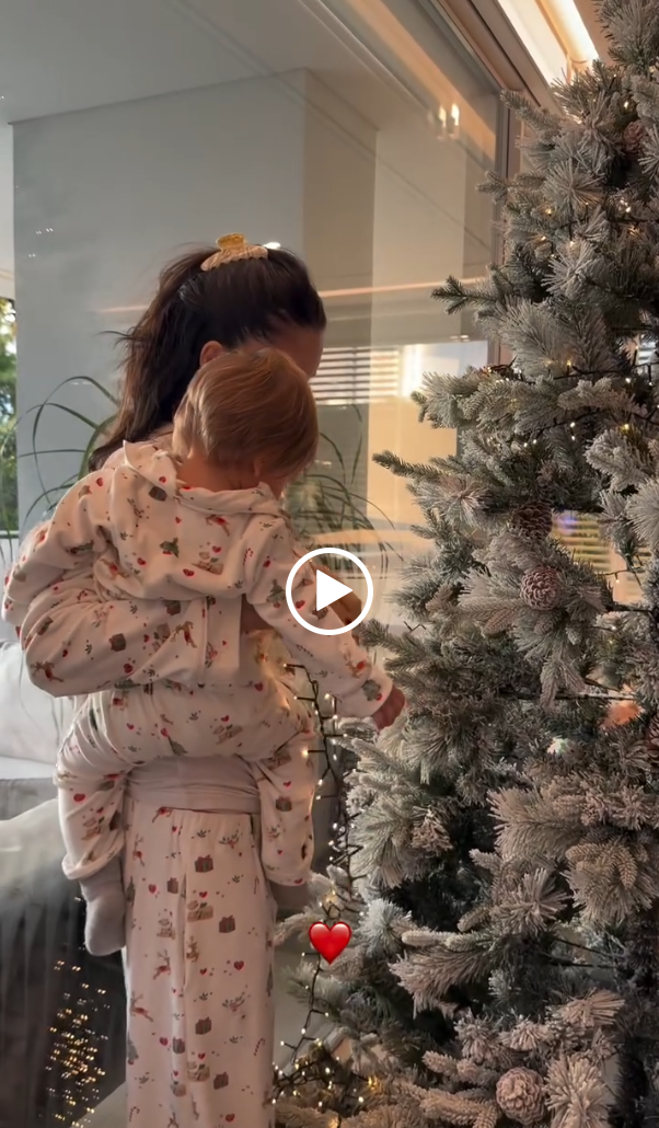 Η Αλεξάνδρα Νίκα μοιράστηκε τρυφερές εικόνες από το στόλισμα του χριστουγεννιάτικου δέντρου με τον γιο της, ενώ ο Κωνσταντίνος Αργυρός μιλά για τη σημασία της οικογένειας και του χρόνου με το παιδί του.