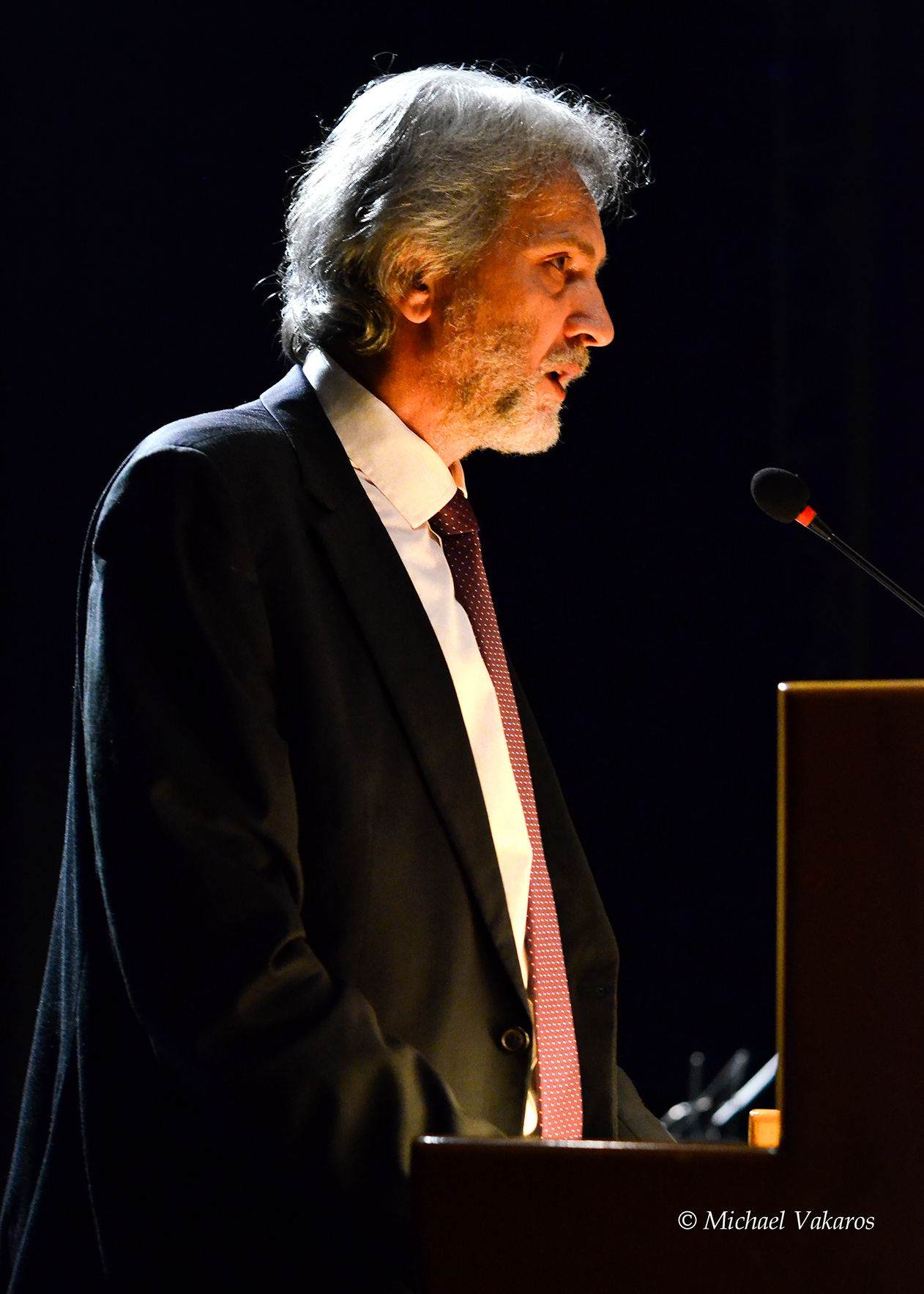 Στη συνέντευξη που ακολουθεί ο Γιάννης Καλπούζος απάντησε σε όλες τις ερωτήσεις, προσπαθώντας να δώσει περισσότερες πληροφορίες για την δουλεία, πως ζει και σκέφτεται ένας επιτυχημένος συγγραφέας, όπου έχει γράψει ποίηση, και πολύ γνωστούς στίχους τραγουδιών.