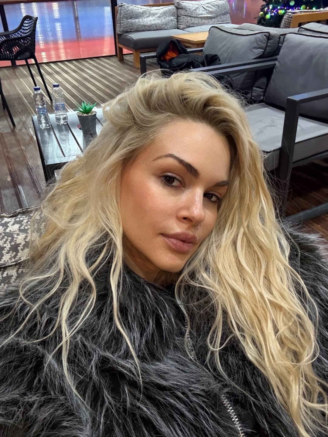 Η γνωστή ηθοποιός Βίκυ Κάβουρα, αναφέρθηκε χωρίς ωραιοποιήσεις στις οικονομικές δυσκολίες που αντιμετώπισε στα πρώτα της βήματα, αλλά και στην πιο τρομακτική εμπειρία που έζησε πάνω στη σκηνή, μια στιγμή που σημάδεψε τη ζωή και τη μητρότητά της.