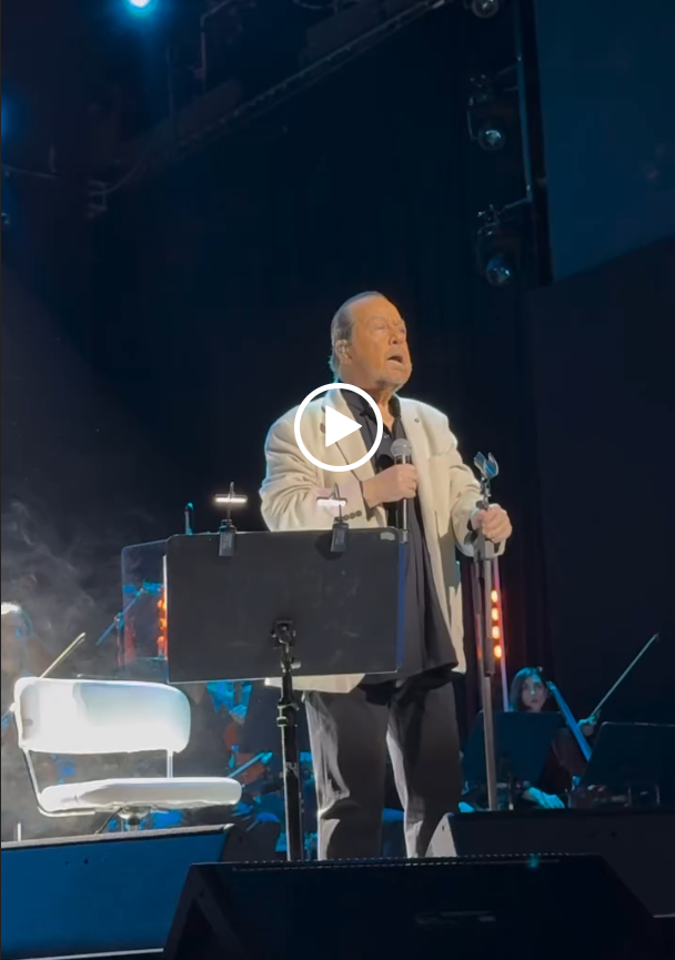 Σε μια από τις πιο φορτισμένες στιγμές της καριέρας του, ο Γιάννης Πάριος επέλεξε να πει το δικό του «αντίο» μέσα από τη μουσική.  Στη σκηνή του «Παλλάς», ερμήνευσε το τραγούδι «Καμιά Φορά», μια από τις μεγάλες επιτυχίες της Μαρινέλλας, με το κοινό να τον αποθεώνει σε μια σιωπηλή αλλά συγκλονιστική στιγμή.