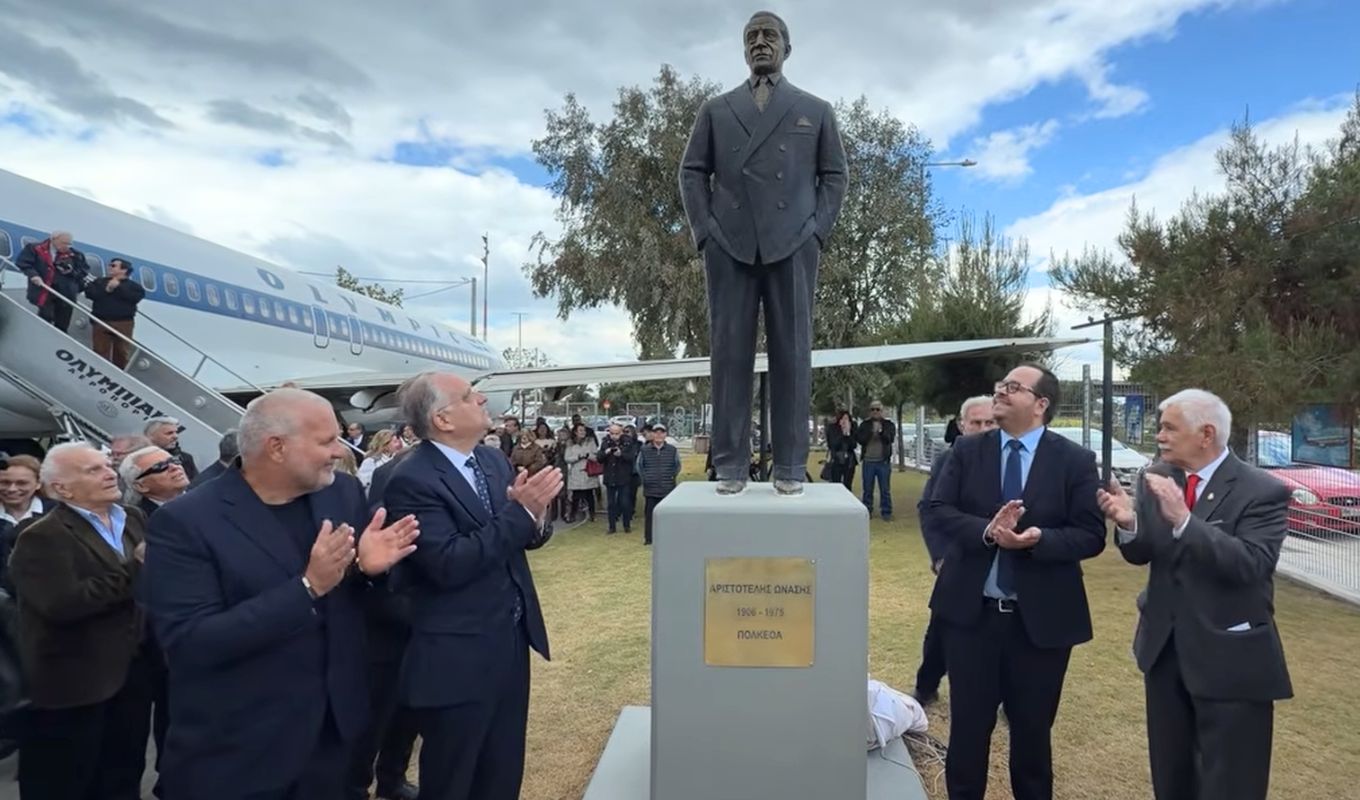 Αποκαλυπτήρια για το άγαλμα του Αριστοτέλη Ωνάση στο Ελληνικό - Παρουσία  Θεοδωρικάκου (Βίντεο)