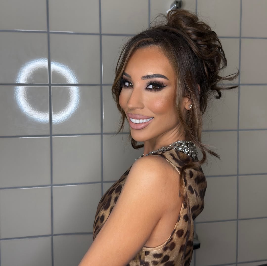 Αυτό το διάστηµα τη βρίσκει σε µια πολύ δηµιουργική και γεµάτη περίοδο. Η τραγουδίστρια Φαίη Θεοχάρη συµµετέχει στο «Just the 2 of Us» µαζί µε τον Χάρη Λεµπιδάκη και έχουν σηµειώσει µεγάλη επιτυχία, καθώς έχουν φτάσει στο ένατο live. Παράλληλα, εµφανίζεται κάθε Παρασκευή και Σάββατο στον «Βοτανικό», στο πλευρό του Γιώργου Σαµπάνη και του Νίκου Μακρόπουλου.