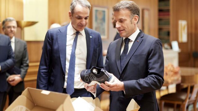 Τι είναι αυτά;: Η έκπληξη του Μακρόν για το δώρο Μητσοτάκη