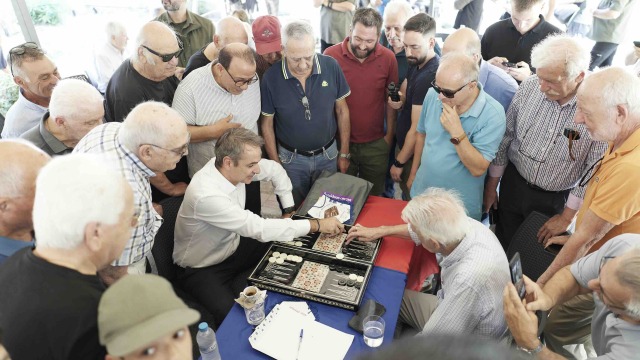 Μονομαχία στο τάβλι για Μητσοτάκη και ηλικιωμένο θαμώνα στη Νέα Σμύρνη - Έπαιξαν πόρτες και ήπιαν ελληνικό καφέ (Εικόνες & βίντεο)