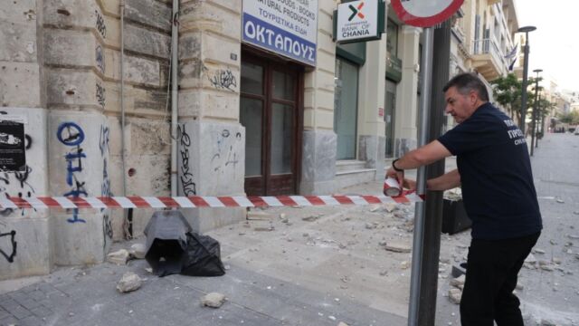Σεισμός 6,1 Ρίχτερ στην Κρήτη: Οι πρώτες εικόνες, έπεσαν τμήματα κτιρίου στο κέντρο του Ηρακλείου - Τι λένε οι ειδικοί