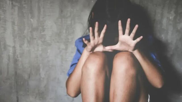 Ομαδικός βιασμός στον Πειραιά: Σοκαριστικές οι περιγραφές της 14χρονης - Μου έλεγαν, 'μην αντιστέκεσαι, μην είσαι ξενέρωτη' 