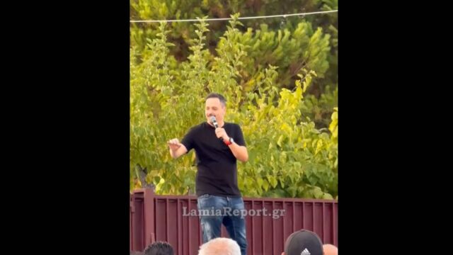 Αλέξανδρος Τσουβέλας: Ιερείς κατέθεσαν μήνυση εναντίον του για χειρονομίες και ύβρεις σε παράστασή του (Βίντεο)