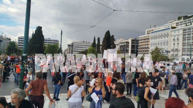 Πάνος Ρούτσι: Πλήθος κόσμου στο πλευρό του στο Σύνταγμα - Παρών και ο Απόστολος Κακλαμάνης (Εικόνες & Βίντεο)