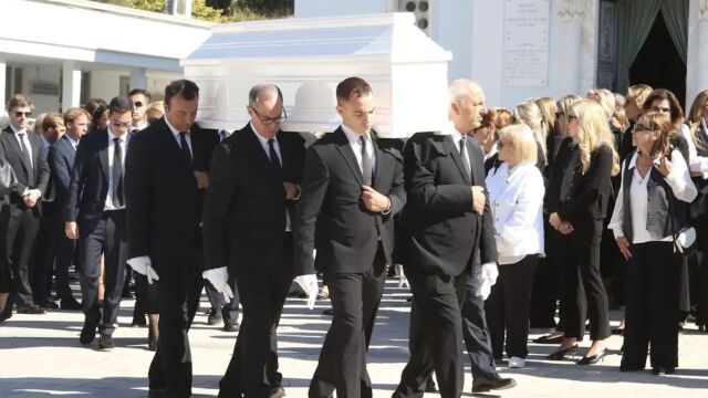 Βαθιά οδύνη στην κηδεία της Μαρίσσας Λαιμού: Σπαρακτικοί επικήδειοι από τον πατέρα και τον αδερφό της