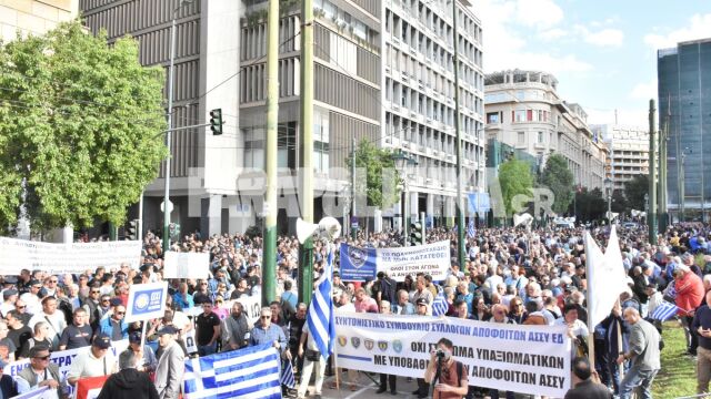 Πανελλαδική διαμαρτυρία στρατιωτικών για το νέο πολυνομοσχέδιο του ΥΠΕΘΑ - Τουλάχιστον 25 λεωφορεία από όλη τη χώρα (Εικόνες)