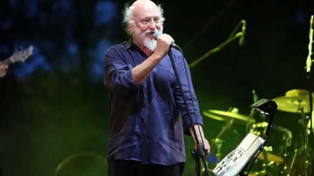 Διονύσης Σαββόπουλος: Συγκλονίζει η εξομολόγησή του για τη μάχη με τον καρκίνο - Μου αφαίρεσαν μισό πνευμόνι
