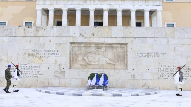 Φρούριο το Μνημείο του Άγνωστου Στρατιώτη: Από τα ξημερώματα της Τετάρτης και κάθε μέρα 200 αστυνομικοί σε 4 βάρδιες θα φυλάσσουν τον χώρο