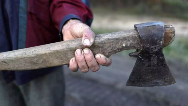 Λάρισα: Άκουγε μέσω τηλεφώνου την επίθεση με τσεκούρι στη σύζυγό του - Μπαμπούλη βοήθεια, θείε μη σκοτώσεις τη μαμά