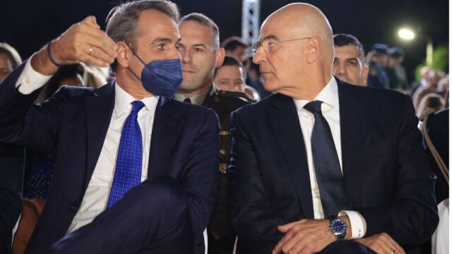 Πώς φτάσαμε στην απόλυτη ταύτιση Μητσοτάκη-Δένδια για τον Άγνωστο Στρατιώτη: Η παρασκηνιακή συνεννόηση πριν από τα εγκαίνια στο Πεντάγωνο