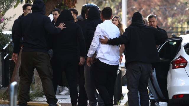 Ρασοφόροι κυκλώματος ναρκωτικών: Στην Ευελπίδων ο παπάς YouTuber και οι άλλοι επτά κατηγορούμενοι (Εικόνες & Βίντεο)