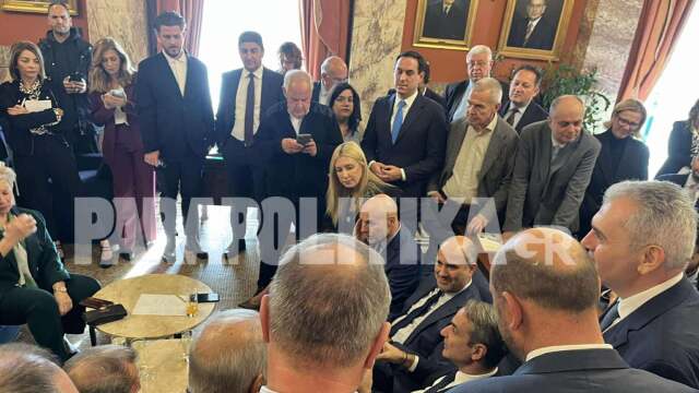 Βουλή: Το ''πηγαδάκι'' βουλευτών της ΝΔ γύρω από τον Μητσοτάκη στο Εντευκτήριο - Πρέπει συμβολικά να ξηλώσουμε τις ταμπέλες στην Κρήτη που έχουν τρύπες από σφαίρες (Εικόνες & Βίντεο)