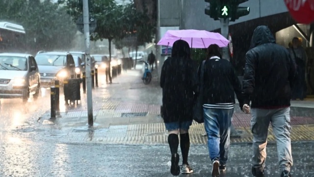 Η κακοκαιρία Adel χτυπά την Αττική: Σφοδρή χαλαζόπτωση, ισχυρές βροχές και καταιγίδες σε διάφορες περιοχές, σήμερα το πιο δύσκολο 24ωρο (Βίντεο)