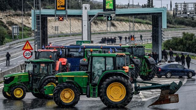 Μπλόκα Αγροτών: Αποκλεισμένοι Προμαχώνας, Εύζωνοι, Εξοχή και Μάλγαρα - Δικογραφία για τον οδηγό του τρακτέρ που κινήθηκε κατά των ΜΑΤ (Εικόνες & Βίντεο)