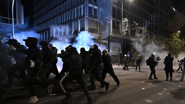 Επέτειος Γρηγορόπουλου: 15 συλλήψεις για τα επεισόδια - Χιλιάδες άνθρωποι στους δρόμους (Βίντεο & Εικόνες)