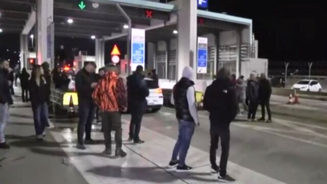 Mπλόκα αγροτών: Άνοιξαν τα διόδια του Ρίου - Αγανάκτησαν οδηγοί στη Βοιωτία, σε ποια σημεία υπάρχουν προβλήματα (Βίντεο)