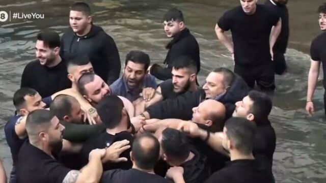 Απίστευτο περιστατικό στη Φλώρινα τα Θεοφάνια: Πιάστηκαν στα χέρια για το ποιος θα πιάσει τον Σταυρό - ''Μέχρι να πάτε πίσω δεν θα τον ρίξω'' (Βίντεο)