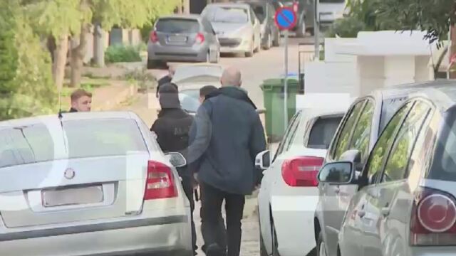 Δολοφονία στη Γλυφάδα: Νεκρός άνδρας σε πορτμπαγκάζ αυτοκινήτου - Συνελήφθη ο γιος του, είχε σκοτώσει τη μητέρα του το 2014 (Βίντεο)