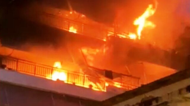 Αλεξάνδρεια Ημαθίας: Υπό έλεγχο η μεγάλη φωτιά σε πολυκατοικία - Προκάλεσε ζημιές σε τέσσερα διαμερίσματα (Βίντεο)