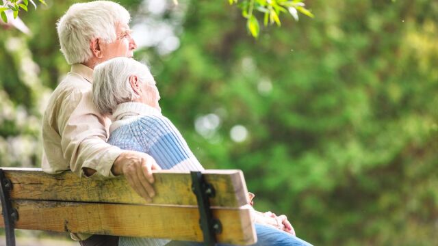 Συντάξεις Μαρτίου 2026: Νωρίτερα οι πληρωμές λόγω Καθαράς Δευτέρας, πότε πάνες ΑΤΜ οι συνταξιούχοι