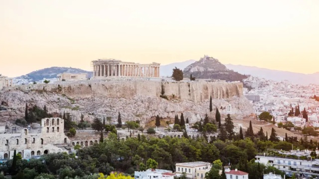 Συναγερμός για το ελληνικό χρέος: Η Κομισιόν ανησυχεί για ΟΠΕΚΕΠΕ, δικαστικές υποθέσεις, κρατικές εγγυήσεις και κόκκινα δάνεια