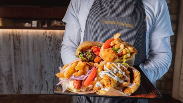 Φοροδιαφυγή: Πασίγνωστο σουβλατζίδικο με μαγαζιά σε όλη την Αθήνα στο επίκεντρο του κυκλώματος των αχυράνθρωπων - Βγαίνουν τα ονόματα στη φόρα