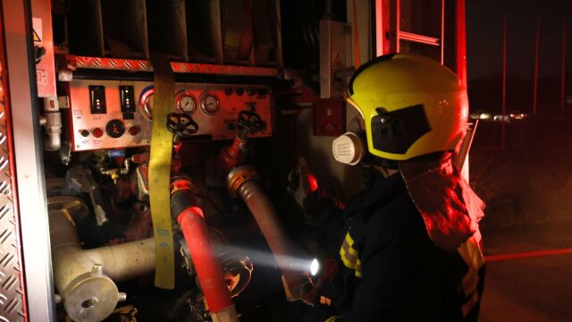 Εμπρησμός σε καφετέρια στους Αγίους Αναργύρους: Άγνωστοι έσπασαν με πέτρα την τζαμαρία, τι εξετάζουν οι αρχές