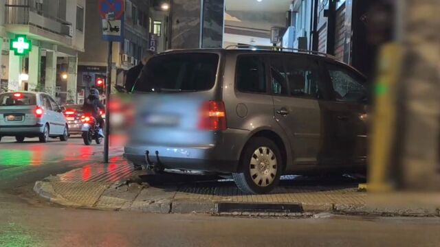 Τροχαίο στα Εξάρχεια: Όχημα εξετράπη της πορείας του και έπεσε σε πεζοδρόμιο κοντά σε κατάστημα - Ένας τραυματίας (Βίντεο)