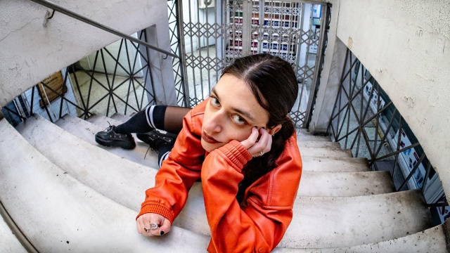 Η Έλενα Λεώνη σπάει τα στερεότυπα και παρουσιάζει το τραγούδι 