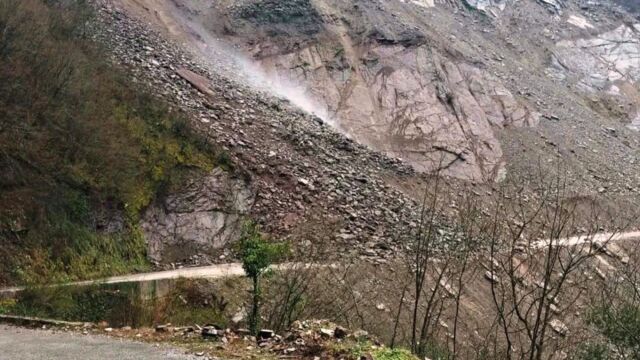 Kαρδίτσα: Η κακοκαιρία προκάλεσε κατολίσθηση σε δρόμο στο Ανθηρό - Διεκόπη η κυκλοφορία (Εικόνες)