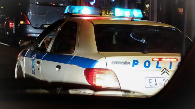 Παγκράτι: Γης Μαδιάμ τα έκανε μεθυσμένη οδηγός - Έπεσε πάνω σε τζαμαρία εισόδου πολυκατοικίας, δεν είχε δίπλωμα οδήγησης