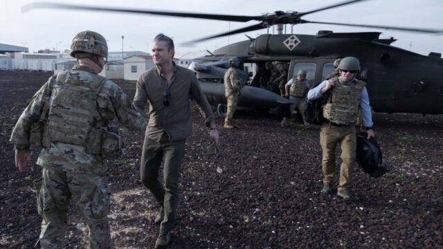 ΗΠΑ: Ο υπουργός Πολέμου Πίτ Χέγκσεθ επισκέφθηκε μυστικά το Σάββατο αμερικανικά στρατεύματα στη Μέση Ανατολή (Εικόνες)