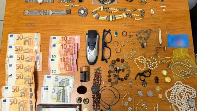 Πετρούπολη: Εξαπάτησαν ηλικιωμένη παριστάνοντας τους λογιστές - Σύλληψη μετά από καταδίωξη, βρέθηκαν τα κλεμμένα κοσμήματα (Εικόνα)