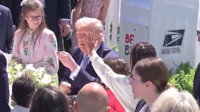 Ντόναλντ Τραμπ σε παιδιά στο 