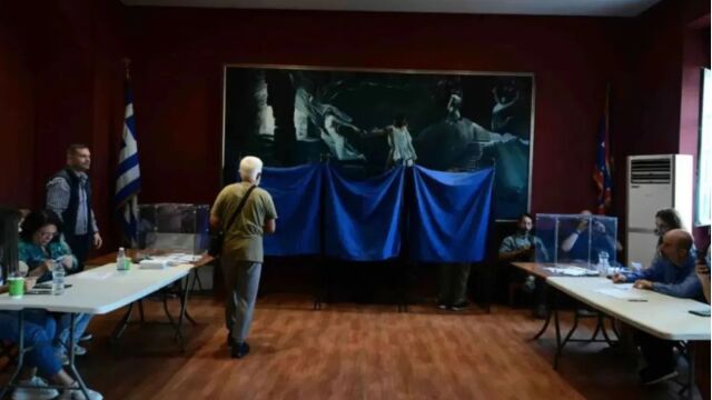 Δημοσκόπηση Interview: Στο 33% η ΝΔ - Άνοδος για ΠΑΣΟΚ και Τσίπρα, υποχωρεί η Καρυστιανού