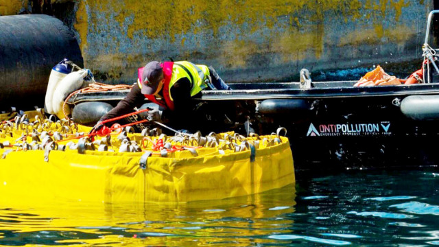 Λιμάνι Πειραιά: Άσκηση ετοιμότητας για την αντιμετώπιση θαλάσσιας ρύπανσης (Eικόνες)
