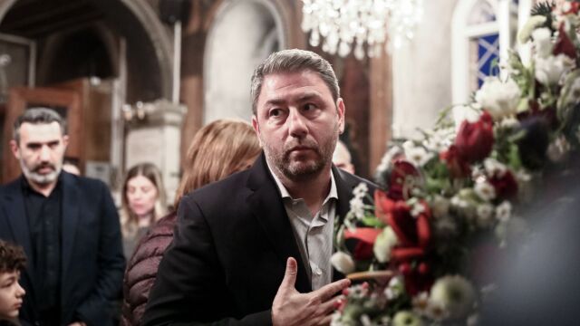 Στην Πλάκα για την περιφορά του Επιταφίου ο Νίκος Ανδρουλάκης (Eικόνες)