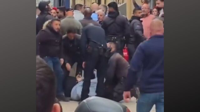 Iσραήλ: Αστυνομικοί κατηγορούνται ότι απώθησαν με τη βία Παλαιστίνιους χριστιανούς στην αφή του Αγίου Φωτός (Βίντεο)