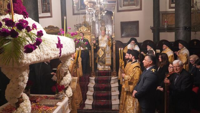 Σε κατανυκτική ατμόσφαιρα η Ακολουθία του Επιταφίου Θρήνου στο Φανάρι - Προεξήρχε ο Πατριάρχης Βαρθολομαίος
