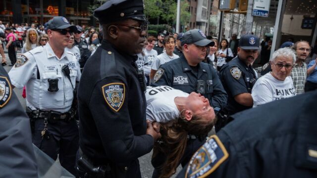Νέα Υόρκη: Πάνω από 90 συλλήψεις σε διαδήλωση υπέρ της Παλαιστίνης - Μεταξύ τους η Τσέλσι Μάνινγκ (Εικόνες)