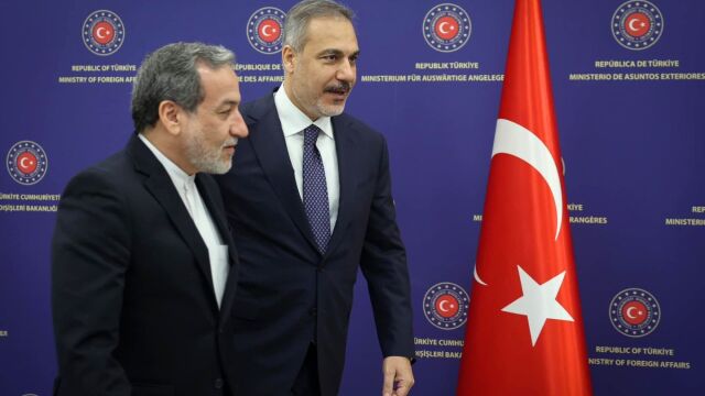 Tηλεφωνική επικοινωνία Αραγτσί με Φιντάν για τις εξελίξεις στις συνομιλίες Ιράν - ΗΠΑ