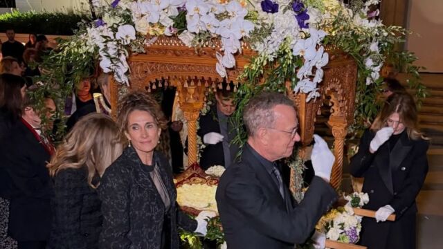 Tομ Χανκς: Κουβάλησε τον επιτάφιο σε εκκλησία του Λος Άντζελες - Μαζί και η ελληνοαμερικανίδα ηθοποιός Μελίνα Κανακαρίδης (Εικόνα)